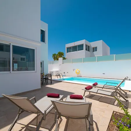 Ocean Wave - Sea Views - Free Private Heated Pool