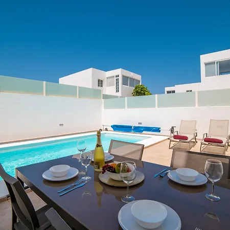Ocean Wave - Sea Views - Free Private Heated Pool Playa Blanca (Lanzarote)